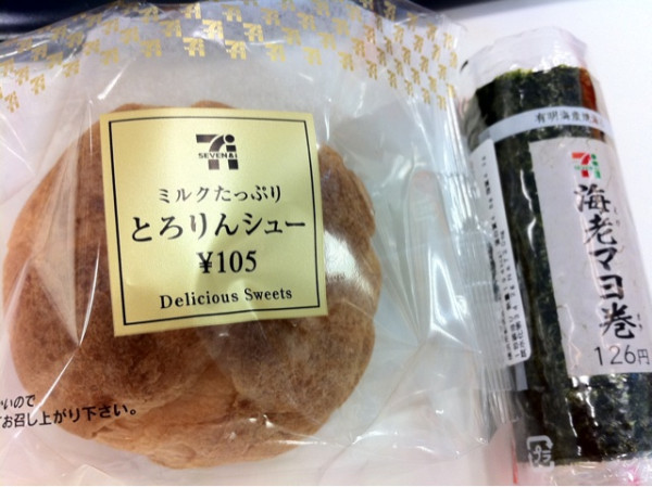 今日のランチは、のり巻き1個とシュークリーム。これくらいのほうが、午後も仕事に集中できる。