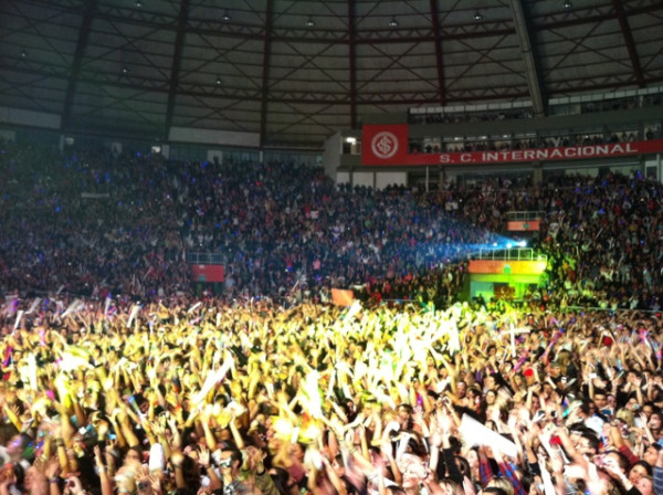 Me arrepiei cm a galera de Porto Alegre RS hje! Haha vcs sao fo..a demais !! Ingressos esgotados a 1 semana!