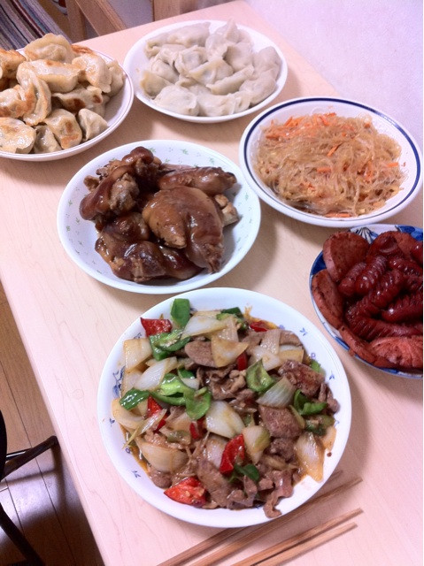 中国人の友人のお宅で餃子をいただきます。
