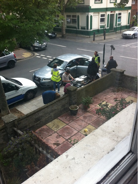 @grid_spy I can hardly get any pics and I can't see any recognisable cast but we think they're filming a car chase! 