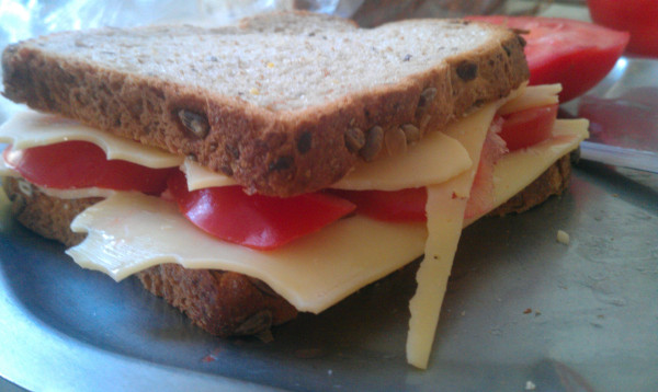 Brood - mayo - kaas - tomaat - kaas - mayo - brood.