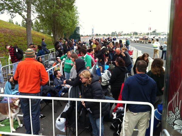 #U2360OAK @atu2 GA at 7:30. About 200 peeps at Gate A. Another 100 or so at Gate B. Yep, 2 lines today. 