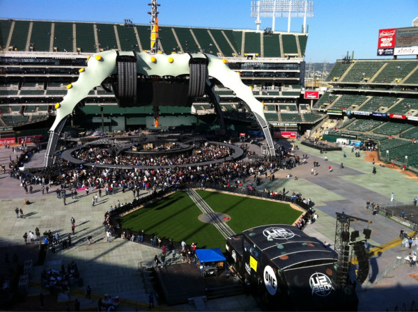 @atu2 A spaceship on a baseball field. #U2360OAK 
