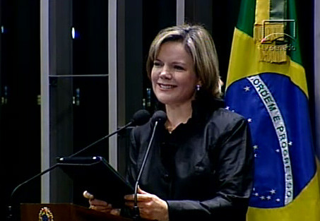 Por essa você não esperava: a nova ministra da Casa Civil está usando um iPad (?) em pronunciamento no Senado