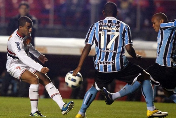 http://www.saopaulofc.net/noticias/noticias/campeonato-brasileiro/2011/6/11/tricolor-da-show,-vence-o-gremio-e-segue-lider-do-brasileiro/ 