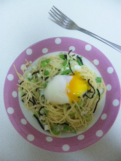 地味においしい塩昆布パスタ。1回パスタ茹でてボヤ騒ぎを起こしてから（なんかパスタ燃えてた）わざわざ半分に折って茹でるようになった。だからわたしの作るパスタは子供用パスタみたい（子供用パスタて何）
