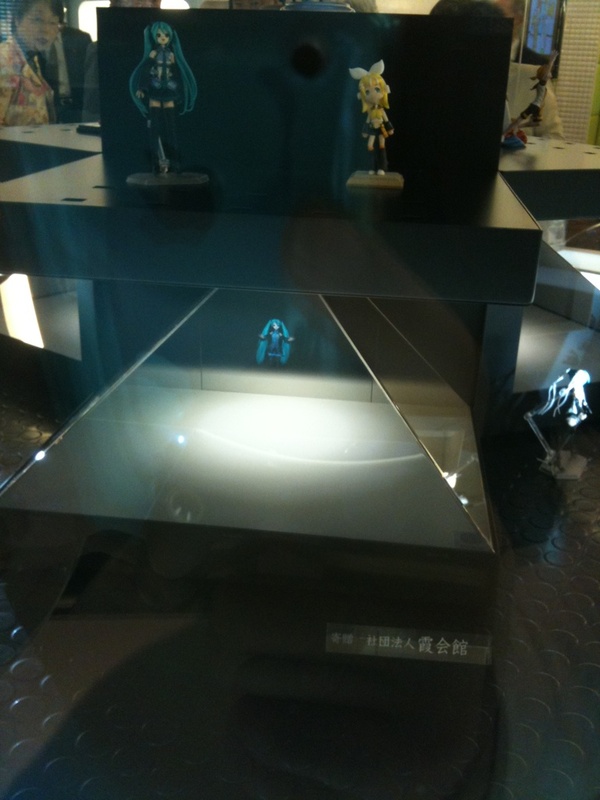 小さくてわかりにくいんですが、3Dディスプレイの初音ミクです。新しい献血ルームにはこういったものもあります。