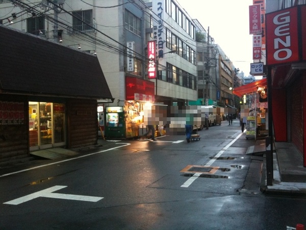 GENO OUTLETと向かいのフリージア五号店は共に棚卸しのため閉店。GENOの2FのBLESSが廃業したことも重なって、本日この通りは非常に寂しい。