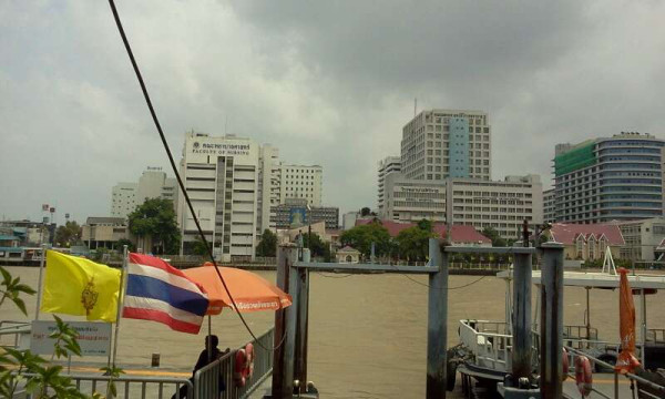 รอเรือข้ามฟากไปศิริราช 