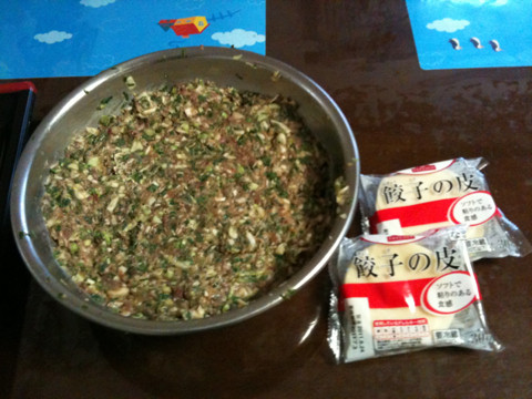 今晩はニラとキャベツを貰ったので手作り餃子なう。 さあ包むぞ！ #TwitPict