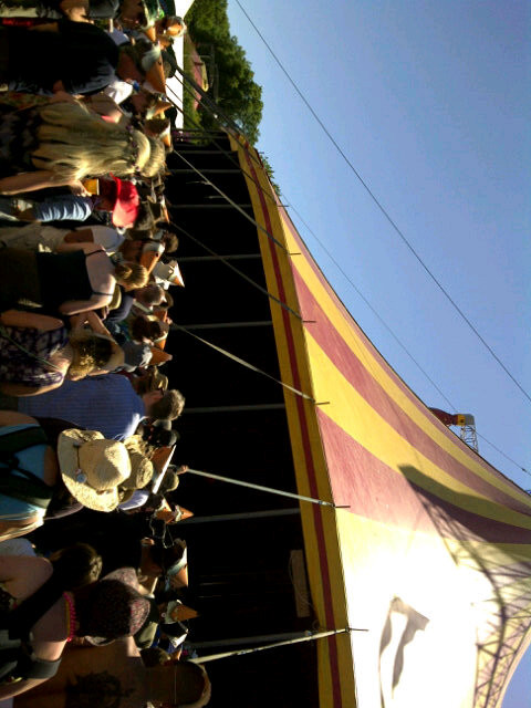 The crowd seeing the Wombles is big, and all with face masks at #glastonbury