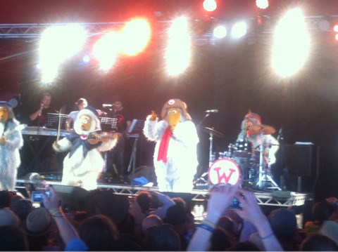 They must be bloody boiling in those suits. #Wombles #Glasto @GlastoFest