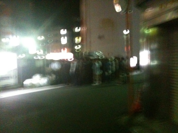 あまりに人数が多いため、現時点を持って抽選券配布の行列を締め切りに。駐車場からもはみ出てる…