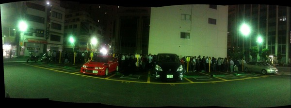平日深夜のPT2待ちの人々(パノラマ写真)