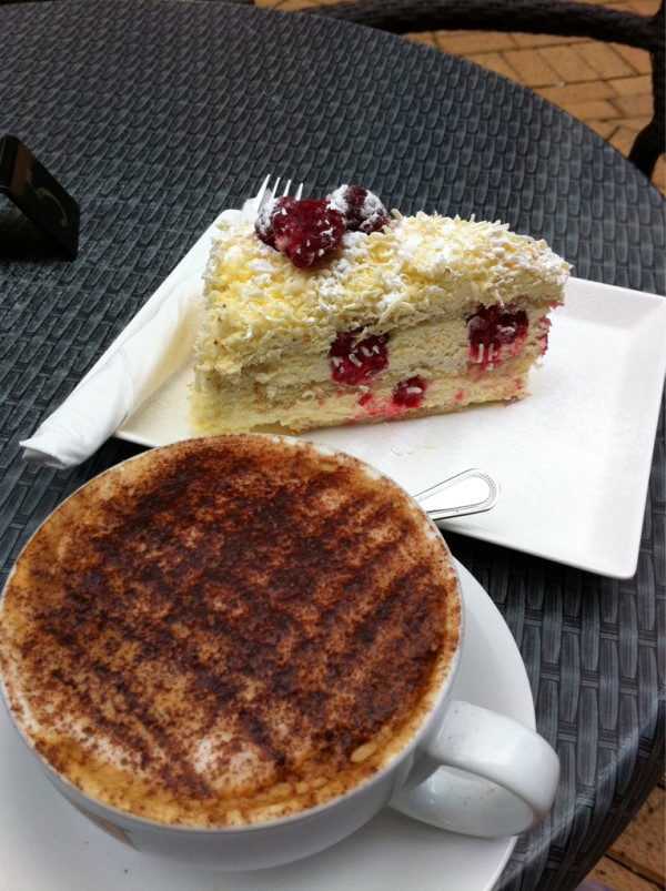 look what you're missing: CAAAAAAKE! 