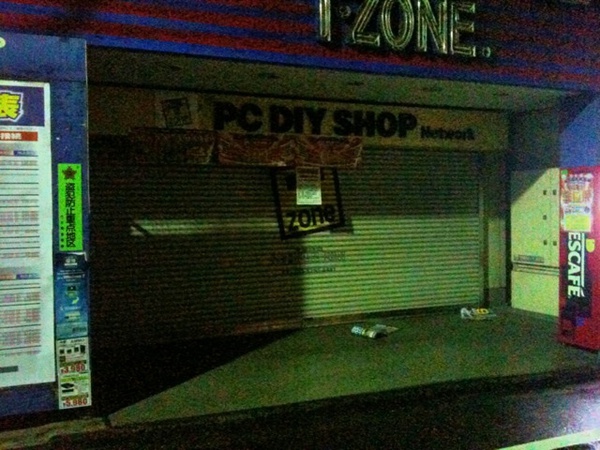 T-ZONE前。さすがに誰も並んでいない…。