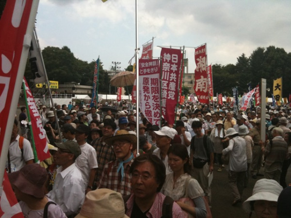 新宿、明治公園での「原発ゼロをめざす7・2緊急行動」の集会とパレード。凄い人数が集まっています。1万人は軽く超えているでしょう。これから、渋谷までパレードです。