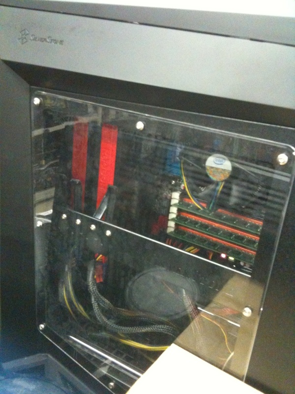 Radeon HD 5870を2枚使ったCF構成PCがパソコンショップ アークで店頭デモ中。実際にゲームを遊べるので気になる人は是非店頭へ。