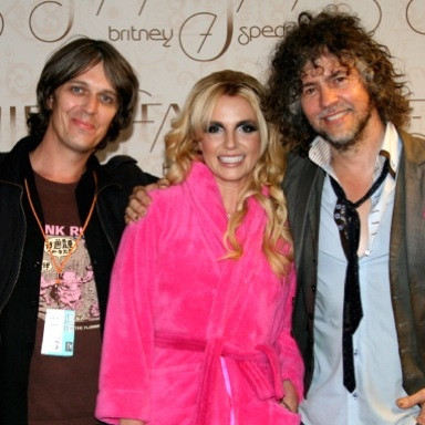 How's this for a celebrity photo? Her security detail seemed like a Blackwater operation 