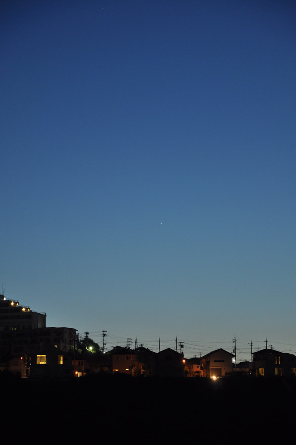 今日の水星。19：54（神戸市垂水区）NikonD5000+85mm/F6.3,ISO400,露出1/2秒（固定）。