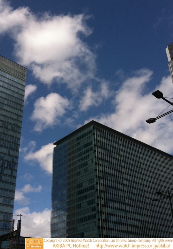 秋葉原上空は晴れ間だが、雲の動きが早い。時折強風がふくもののさほど通行などに支障なし。