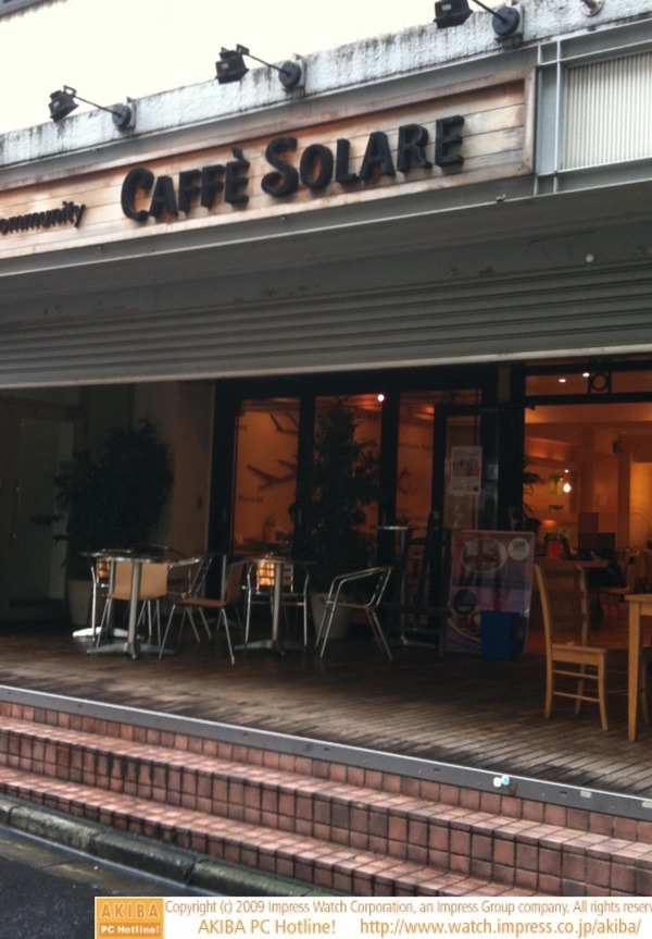 リナックスカフェはシャッター半開き状態だが店内は通常営業中。