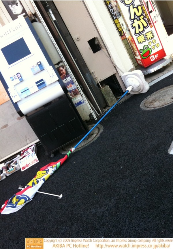 秋葉原は断続的に突風あり。店の立て看板やのぼりがばたばたと倒れるシーンあり。
