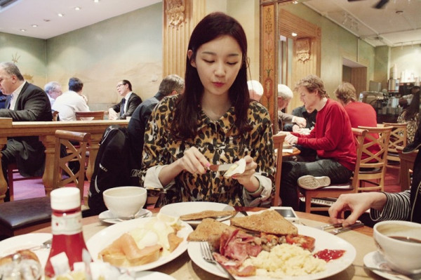 여기는 영국!!!!!!!!!!!!!! 오빠 졸업식보러왔어요!!! 아침으루 살몬 에그 베네딕트먹었어요. 한국에서두 잘하는 집있을까? 너무 맛있다!!!!! 