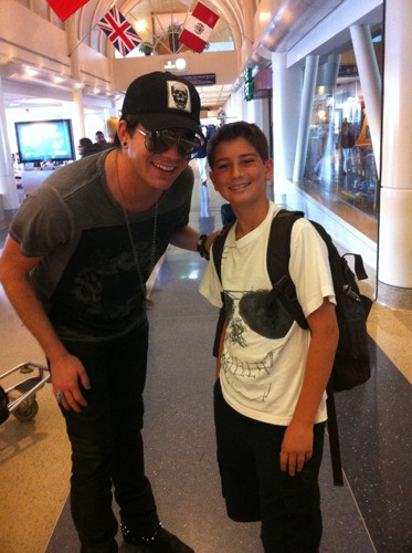 Jag ran into Adam Lambert @LAX. Really nice person