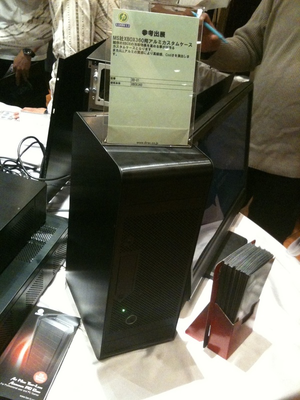 Xbox 360用の交換用アルミケース展示中。Lian-Liイベントにて。中はバラしたXbox 360が入ってる模様。