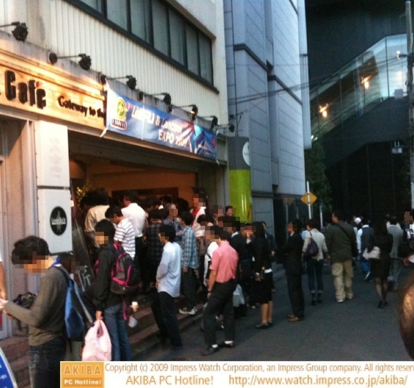 Lian-Liイベントで抽選会実施中。リナカフェ前は人だかり。