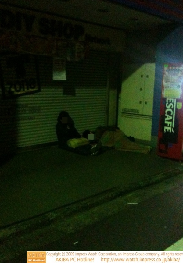 T-ZONE前の徹夜組は2名。ぐっすり寝ております。