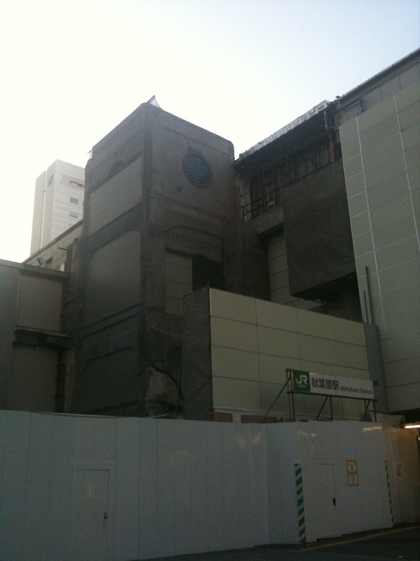 改築中のJR秋葉原駅がなんだかシュールなことに気がついた。なんだろう、あの青い窓は…