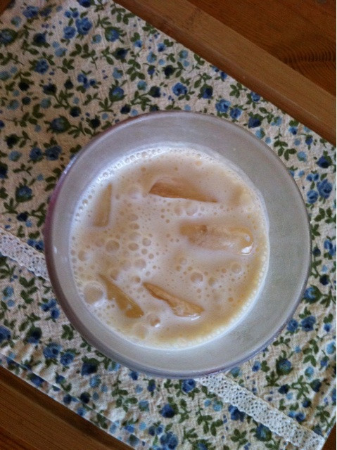 乳酸菌、このまま飲む勇気がない。口の中に入れるのは歯磨きの時と、薄めてうがいするぐらい
。なんとか飲めないか考えた。そして作った乳酸菌ドリンク。豆乳、レモン果汁、りんごジャム、そして乳酸菌をシェイクシェイク。爽やかな味！美味しい！
