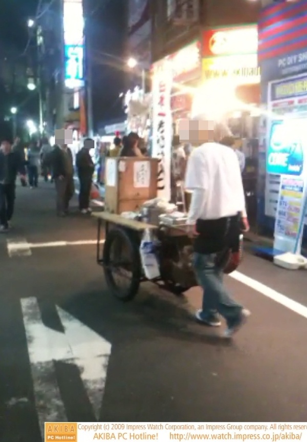 PCパーツショップ通りを「日本一きびだんご」ののぼりを立てた手押し車の移動販売員が活動中。食べるともれなく鬼退治の旅に…