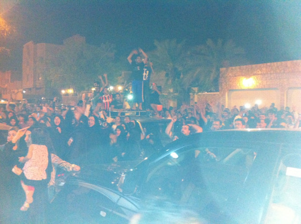 صورة من أمام منزل محمد البوفلاسة والشباب على استعداد تام لاستقباله وزفه لعرينه #Bahrain
