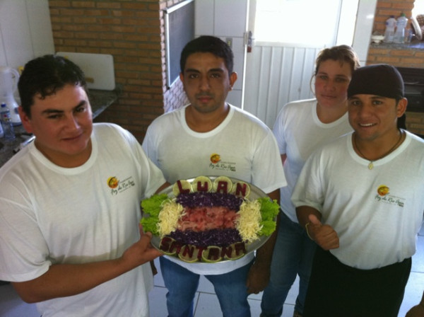 Homenagem q a galera da pousada foz do rio apa fez pra mim! Sashimi de dourado boom demais! Valeu por td toda equipe!