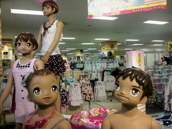 ヨーカドーのキッズ水着売り場マネキン。怖い。後ろのお姉さんマネキンはもう完全な高橋陽一頭身。