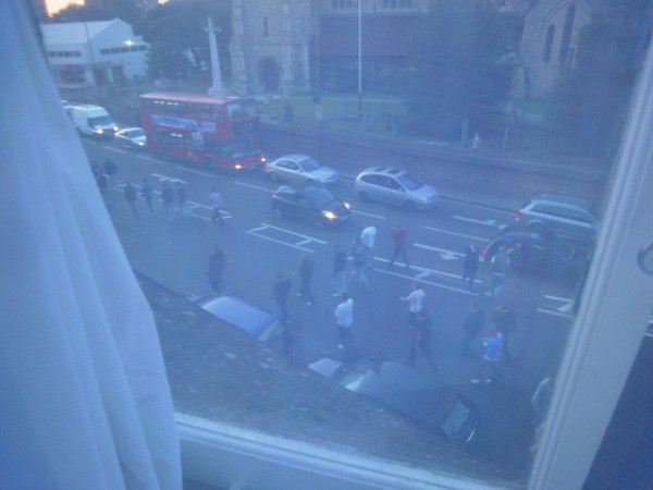 #millwall fans protecting #eltham from riots