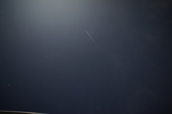 昨晩のペルセ流星群。月と薄雲で、明るい流星しか見えませんでした。撮れたのはこれ1枚。 NEX3 16mm+ワイコン(18mm相当) F2.8 ISO800 5秒