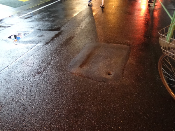 先日お伝えした道路のくぼみ→  http://bit.ly/plDVSY  今日行ったら既に補修されていました。結構すばやく対応していただけるものなんですね～ 