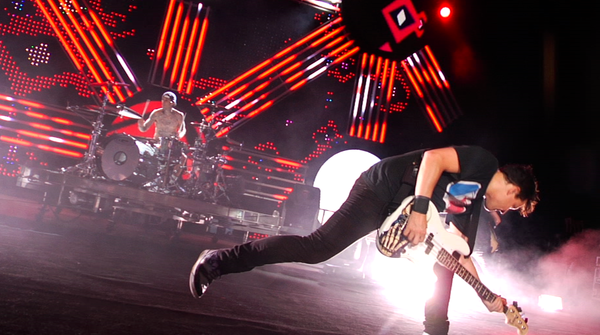 @markhoppus and @trvsbrkr playing it for all of us