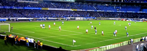 Júlio Cesar fazendo o "overlaping" antes de cruzar para Douglas marcar o primeiro gol (11/setembro/2011)