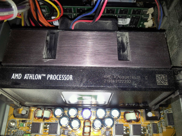 Gerade einen alten Rechner aufgeschraubt: Wie süß, AMD Athlon (ja, der Riegel) und eine 20 GB große Festplatte :-)