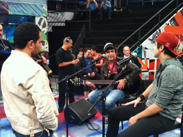 Eu com meus idolos @zcloficial na passagem de som do #altashoras ! Daqui a pouco entramos no palco!