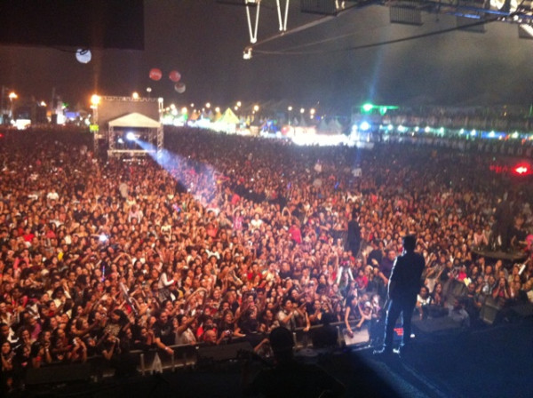Mais de 30 mil pessoas cantando cmigo hje em Resende RJ! Glera animada nao paro de pular um minutoo! Fraga: 