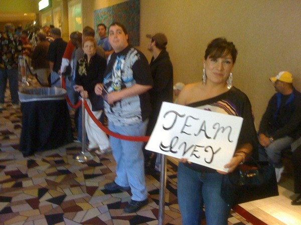 Madhouse as fans line up to get into #wsop final table including this #philivey fan: