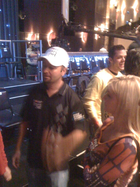 What the he'll is @realkidpoker doing with his hand? #wsop