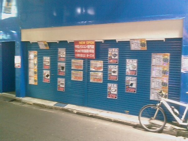 ドスパラ前の空き店舗に開店予定の中古パソコン店、「PC NET秋葉原2号店」は21日（土）オープン。店頭に特価品などが貼り出されてます。