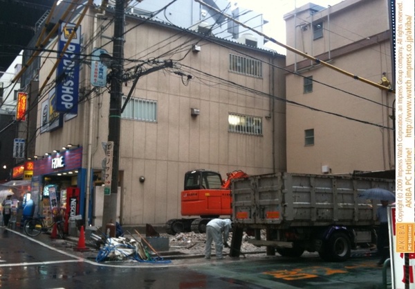 T-ZONE.隣のビル解体がほぼ完了。防護壁もはずされ、すっかり周辺は見通しが良くなった。